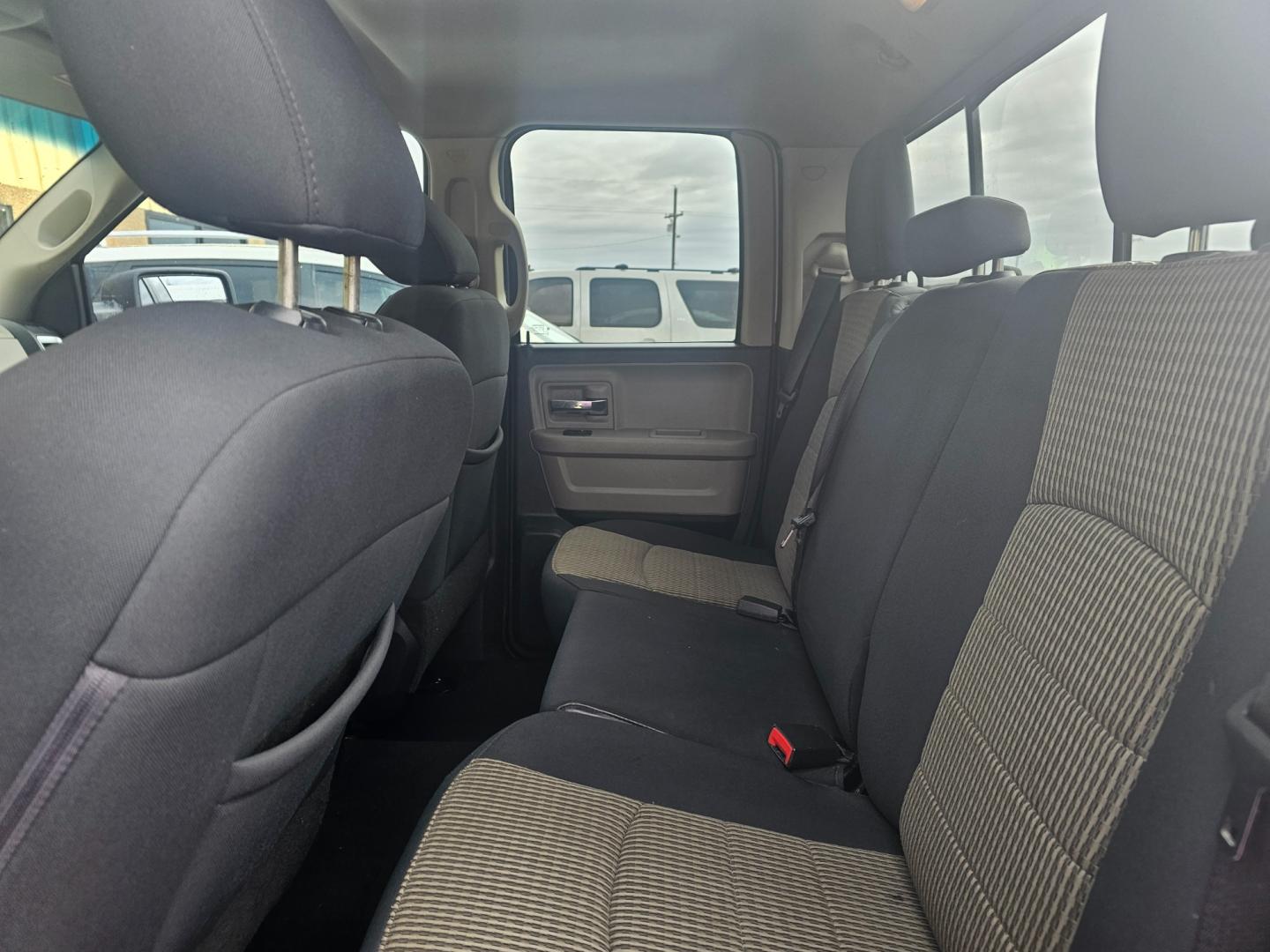 2012 SILVER Dodge Ram 1500 SLT Quad Cab 2WD (1C6RD6GT5CS) with an 5.7L V8 OHV 16V engine, 6-Speed Automatic transmission, located at 533 S Seven Points BLVD, Seven Points, TX, 75143, (430) 255-4030, 32.313999, -96.209351 - Photo#5